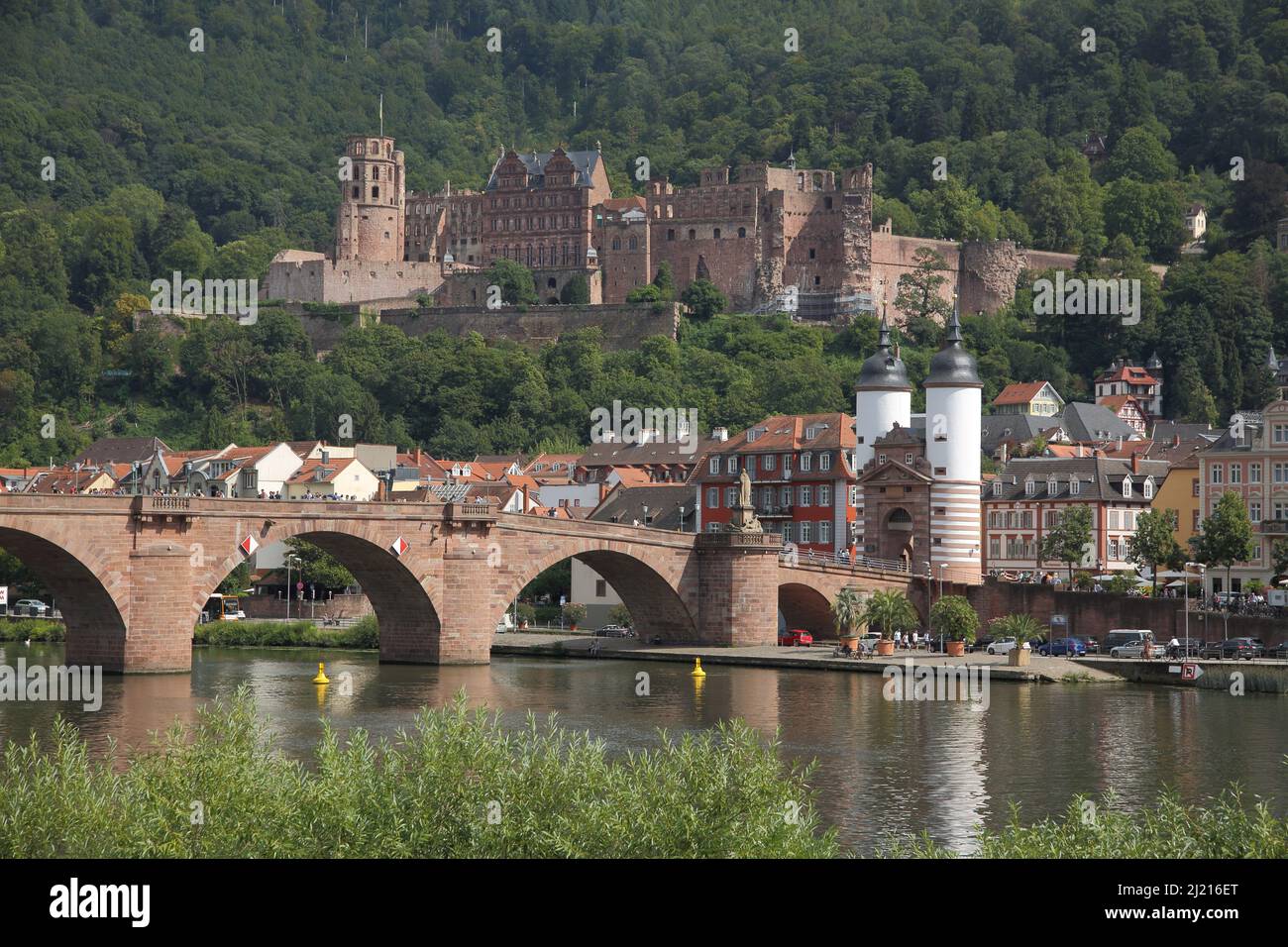 Paesaggio urbano con Castello, Ponte Vecchio e porta del Ponte a Heidelberg, Baden-Württemberg, Germania Foto Stock