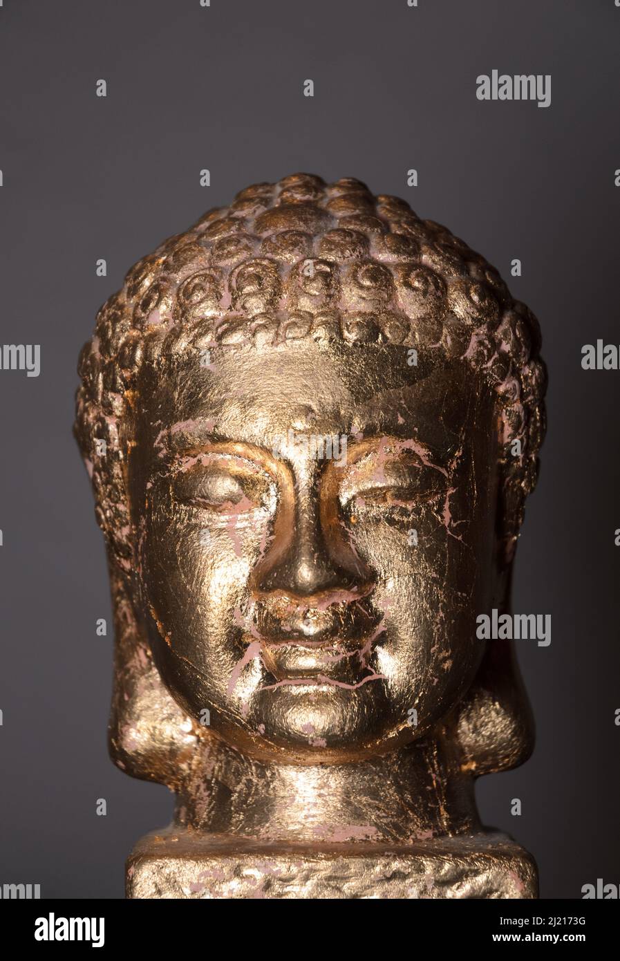 Statua del Buddha Golden Siddharha Gautama come decorazione interna, vista ravvicinata del ritratto Foto Stock