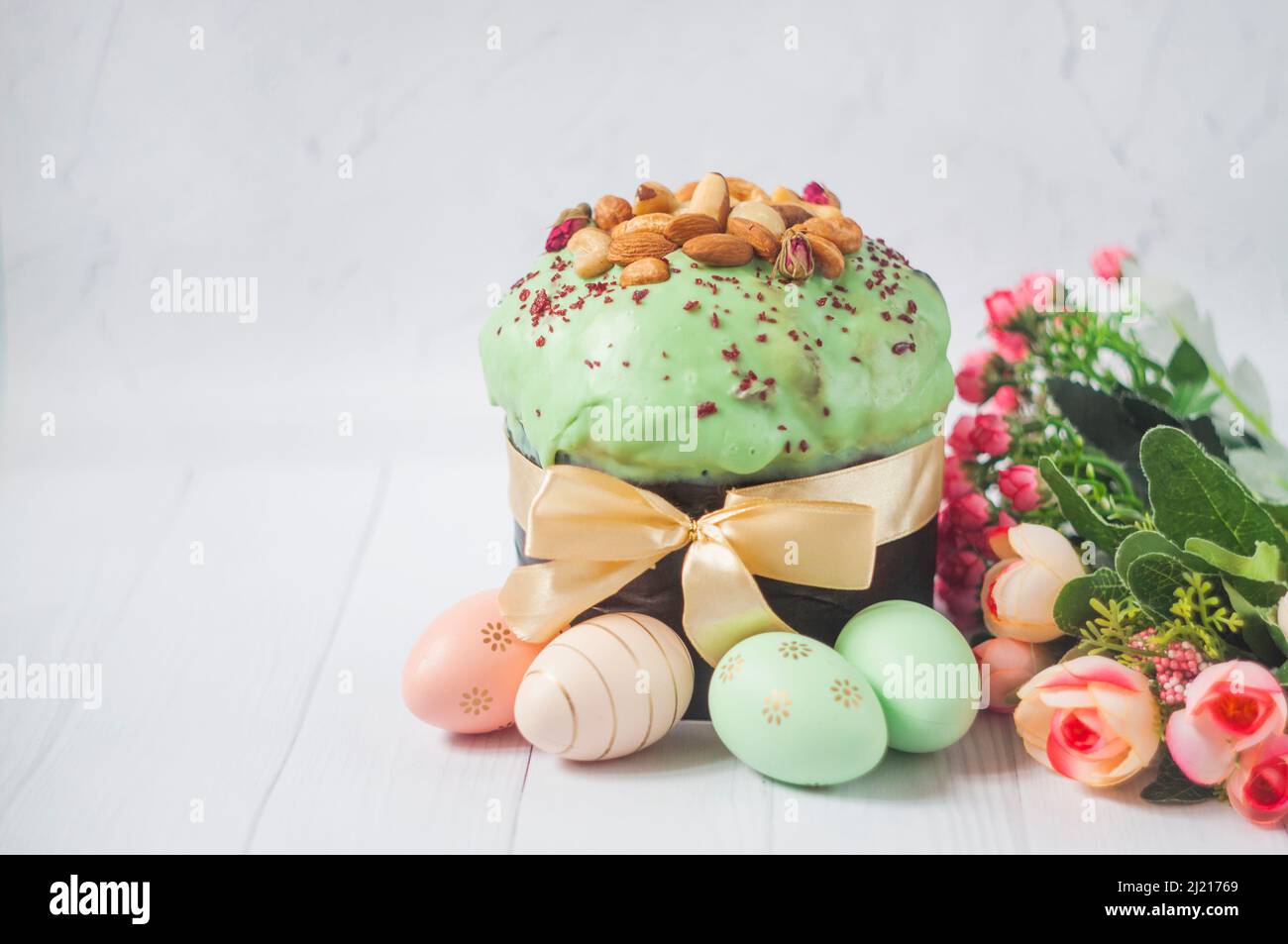 Deliziosa torta pasquale con crema di pistacchio con uova colorate per la festa religiosa di Pasqua in primavera nel mese di aprile Foto Stock