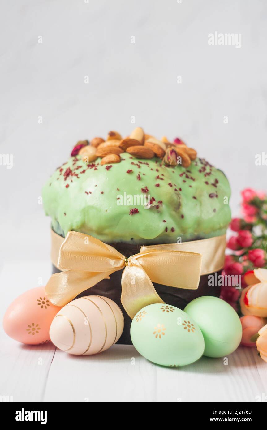 Deliziosa torta pasquale con crema di pistacchio con uova colorate per la festa religiosa di Pasqua in primavera nel mese di aprile Foto Stock