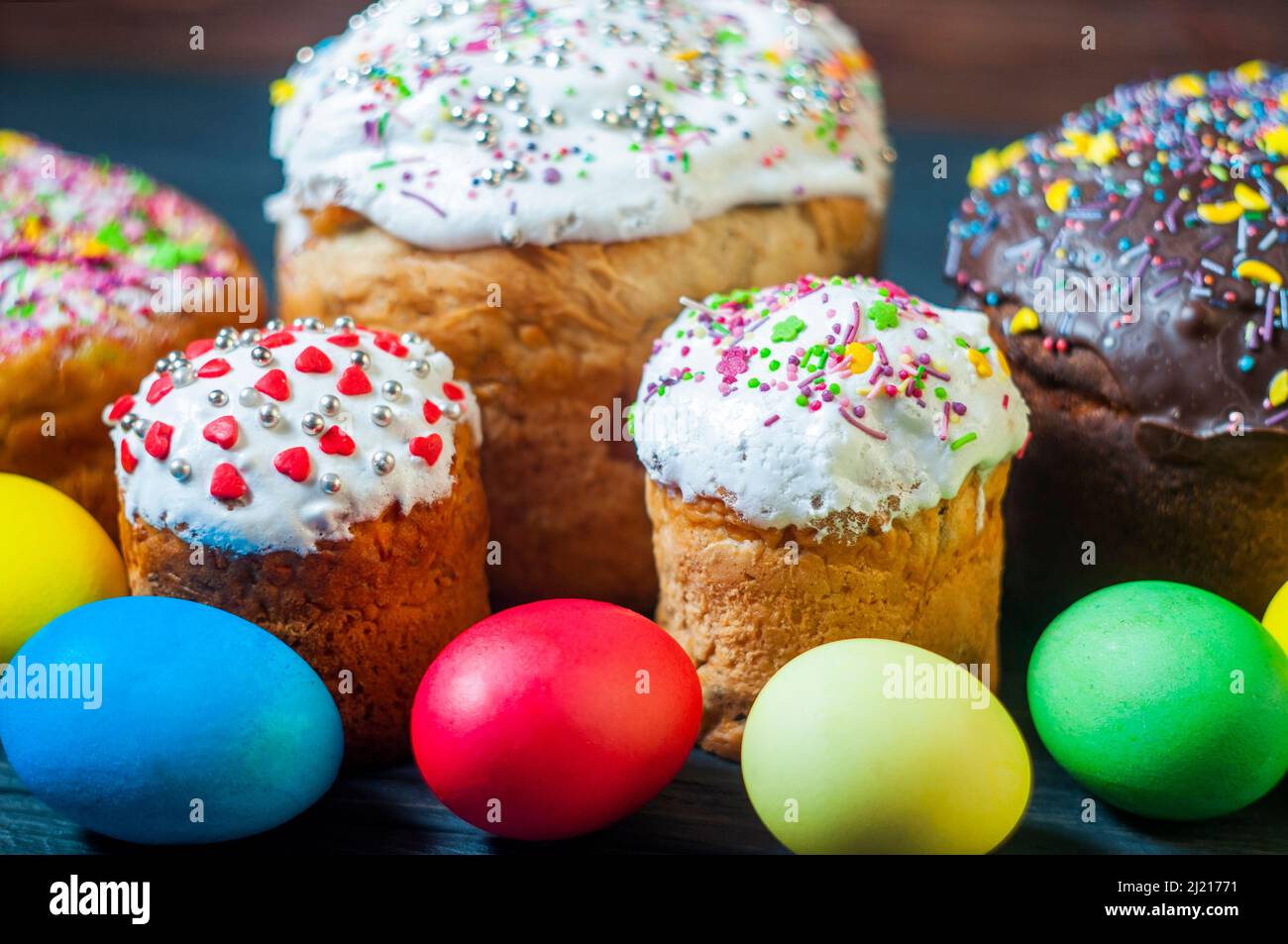 Deliziosa torta di Pasqua con uova colorate per la Pasqua religiosa in primavera nel mese di aprile Foto Stock