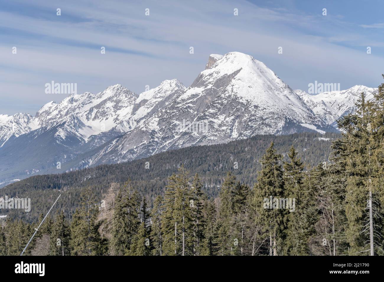 Paesaggio montano invernale con Hohe Munde Peak in legno sat Gschwandkopf, girato in luce brillante a Seefeld, Tirolo, Austria, Foto Stock