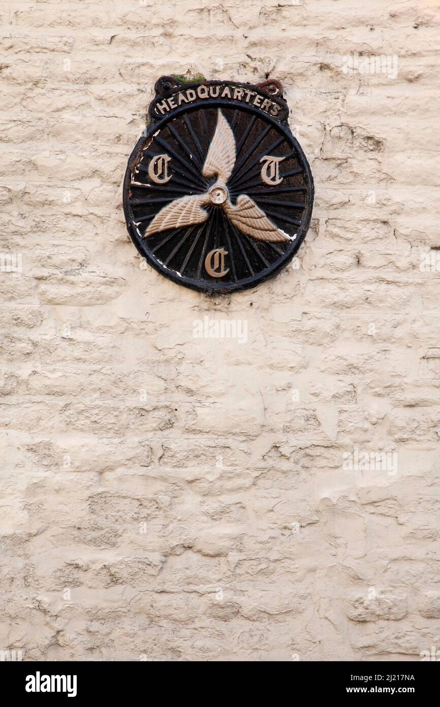 Crest della sede del Touring Club del ciclista a lato dell'edificio, Birdgate, Pickering, North Yorkshire, UK. Foto Stock