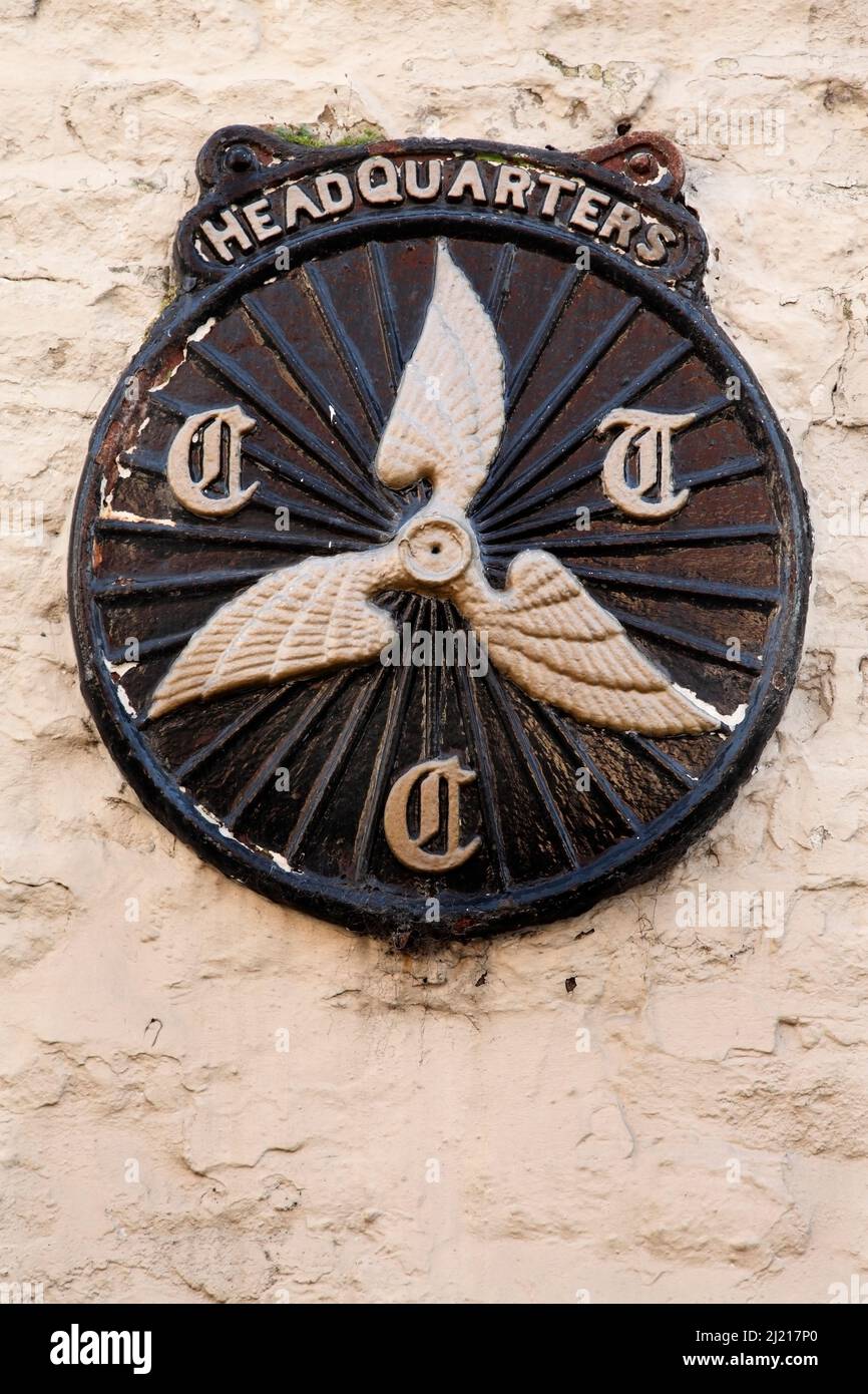 Crest della sede del Touring Club del ciclista a lato dell'edificio, Birdgate, Pickering, North Yorkshire, UK. Foto Stock