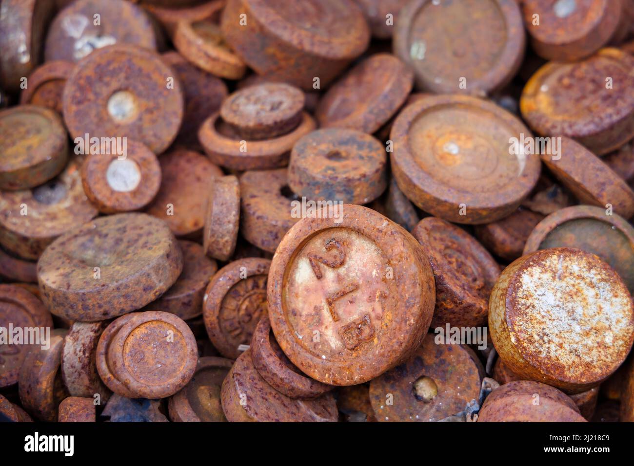 Una collezione di pesi imperiali arrugginiti in un negozio di antiquariato a Hungerford, una città di mercato nel Berkshire, Inghilterra sud-occidentale Foto Stock