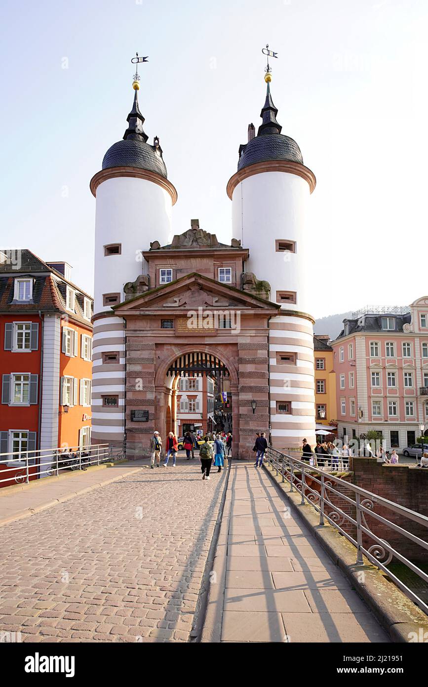 Porta del Ponte Vecchio (Ponte Karl Theodor) a Heidelberg. Heidelberg è una città situata sul fiume Neckar, nella Germania sudoccidentale. Foto Stock