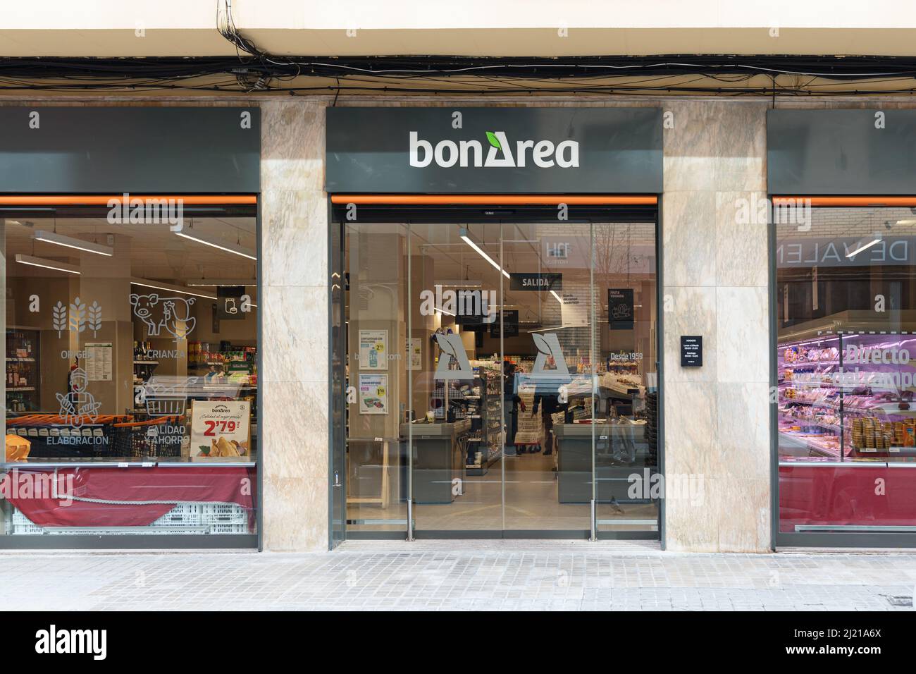 VALENCIA, SPAGNA - 28 MARZO 2022: Bonarea è una catena di supermercati spagnola con un sistema di vendita diretta ai consumatori senza intermediari Foto Stock