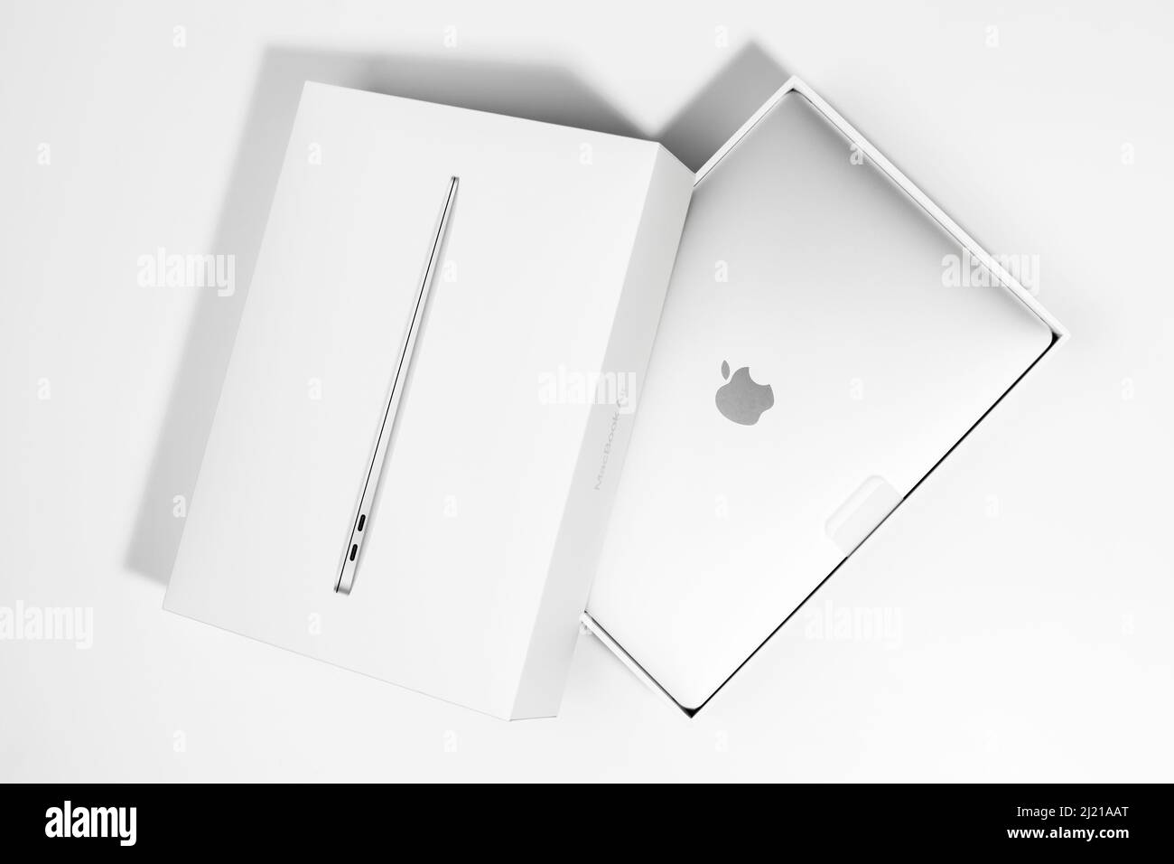 Saratov, Russia - 26 febbraio 2022: Dimostrazione del nuovo MacBook Air da 13 pollici con processore M1 in elegante struttura piatta, sfondo bianco Foto Stock