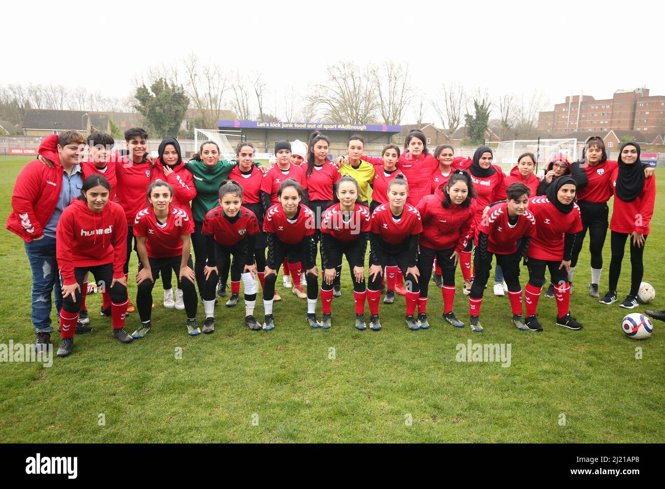 I giocatori della squadra di sviluppo dell'Afghanistan posano per una foto prima della loro partita contro la squadra parlamentare delle donne al Dulwich Hamlet Football Club, a sud di Londra. Amnesty International UK sta dando il via al suo Football Welcome Month – un’iniziativa per accogliere rifugiati e persone in cerca di asilo nelle comunità britanniche – organizzando una partita di calcio tra la squadra di sviluppo afghana e la squadra parlamentare femminile. Data foto: Martedì 29 marzo 2022. Foto Stock