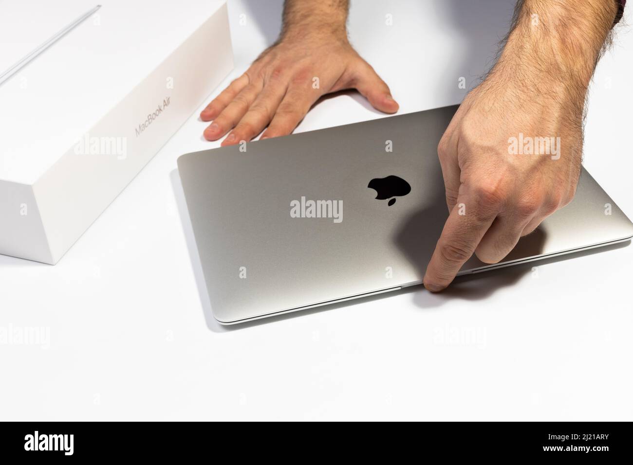 Saratov, Russia - 26 febbraio 2022: Nuovo MacBook Air 13 pollici argento moderno con processore M1 in posizione chiusa, sfondo bianco. Pubblicità Foto Stock