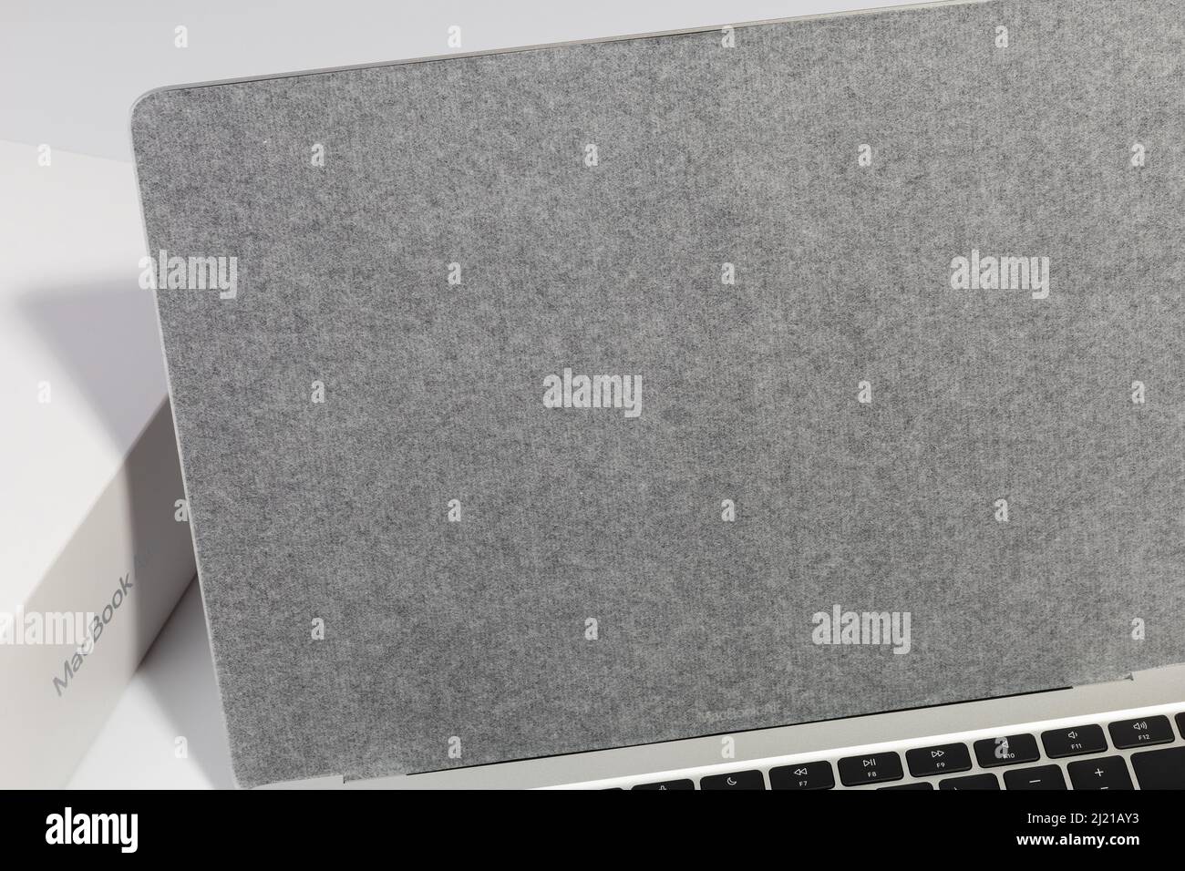 Saratov, Russia - 26 febbraio 2022: Schermo di MacBook Air da 13 pollici con processore M1 coperto da pellicola protettiva primo piano, sfondo bianco Foto Stock