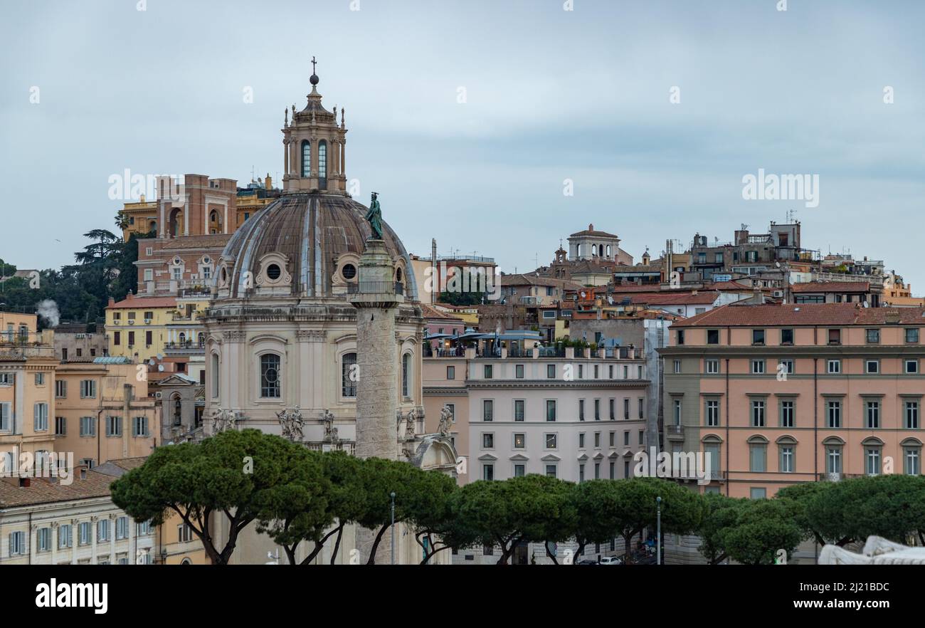 Un'immagine della colonna di Traiano e della Chiesa del Santissimo Nome di Maria al Foro Traiano come si vede dall'alto. Foto Stock