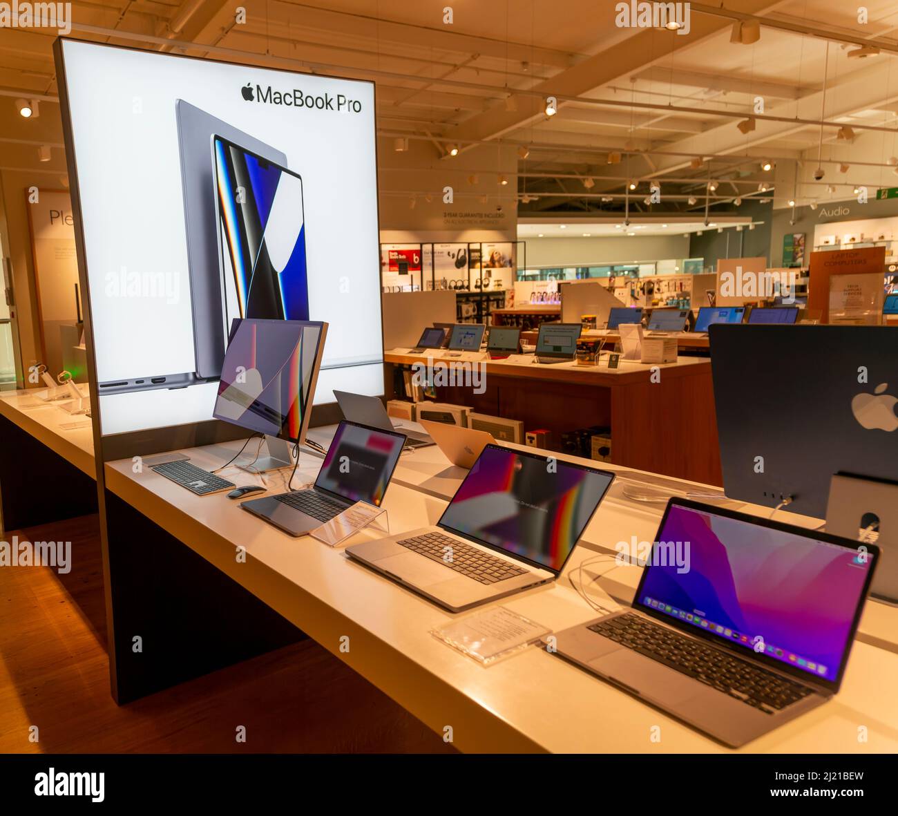 I computer Apple MacBook Pro sono esposti a John Lewis presso il negozio di casa, Ipswich, Suffolk, Inghilterra, Regno Unito Foto Stock