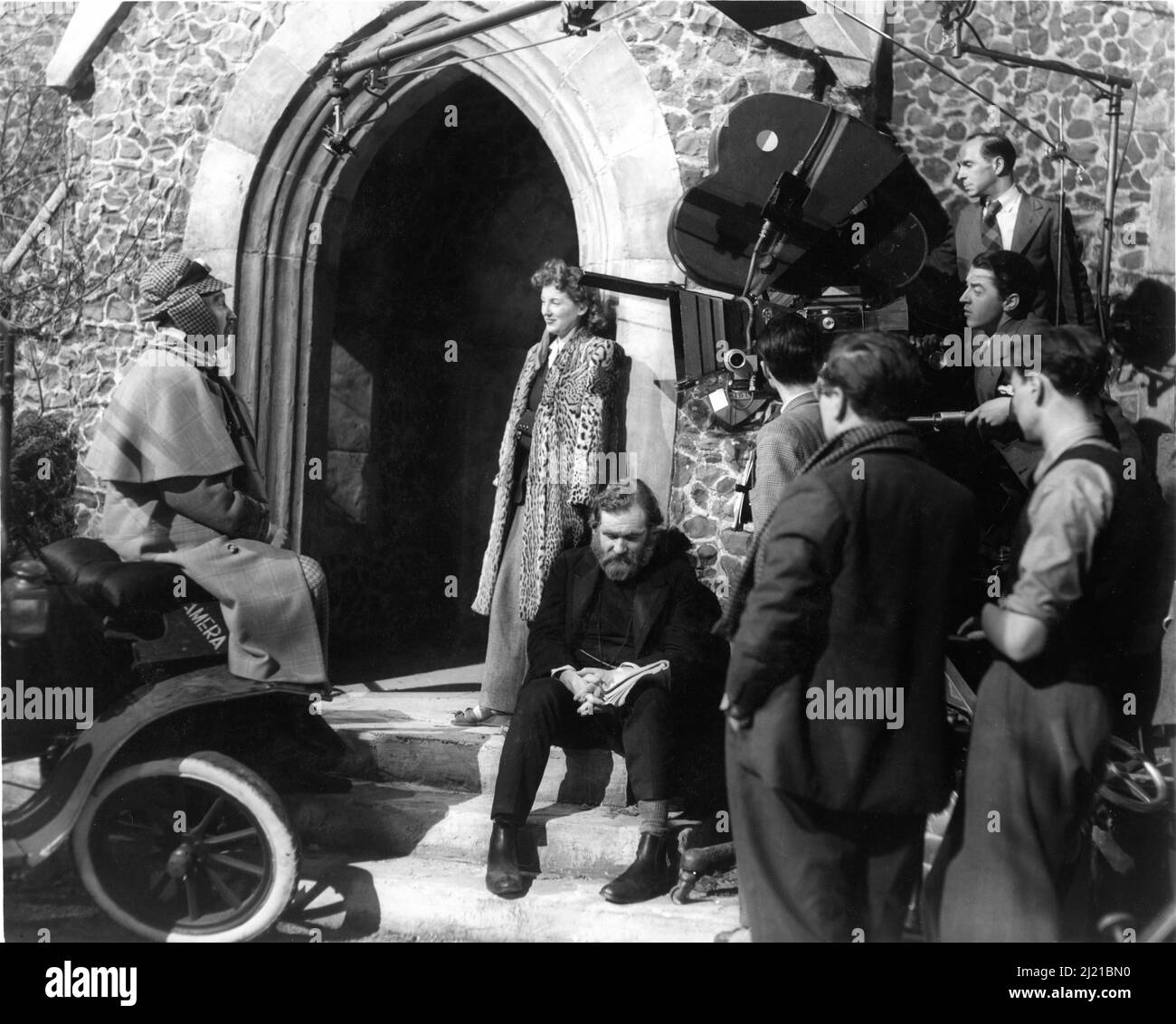 ROGER LIVESEY KAY WALSH JAMES ROBERTSON GIUSTIZIA e regista PETER USTINOV sul set candid durante le riprese DI VICE VERSA 1948 regista / sceneggiatura PETER USTINOV romanzo F. Anstey cinematografo Jack Hildyard macchina fotografica operatore Arthur Ibbetson Costume design Nadia Benois George H. Brown Productions for Two Cities Films / General Film Distributori Foto Stock