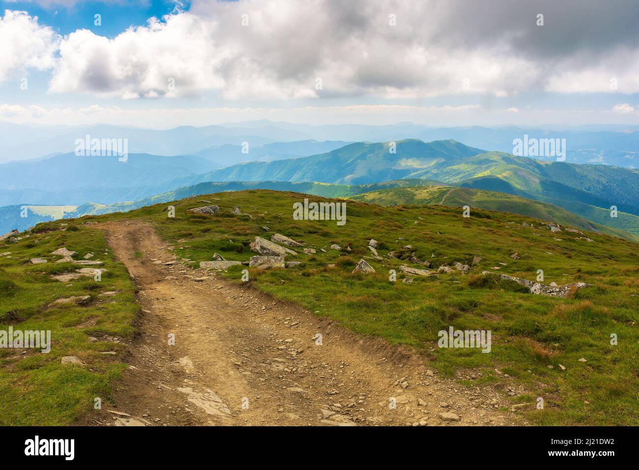 percorso attraverso la cresta del parco nazionale carpazio. paesaggio di montagna di ucraina, europa in estate. bellissimo paesaggio all'aperto. turismo domestico e hikin Foto Stock