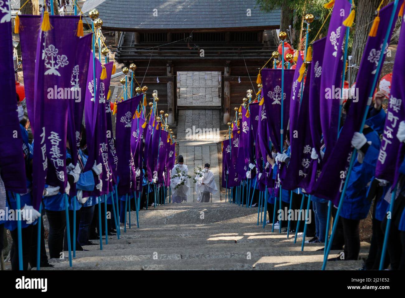 iida, nagano, giappone, 2022/24/03 , i sacerdoti Shinto salendo i gradini che portano al santuario di Omiya verso la fine della processione religiosa dove t Foto Stock