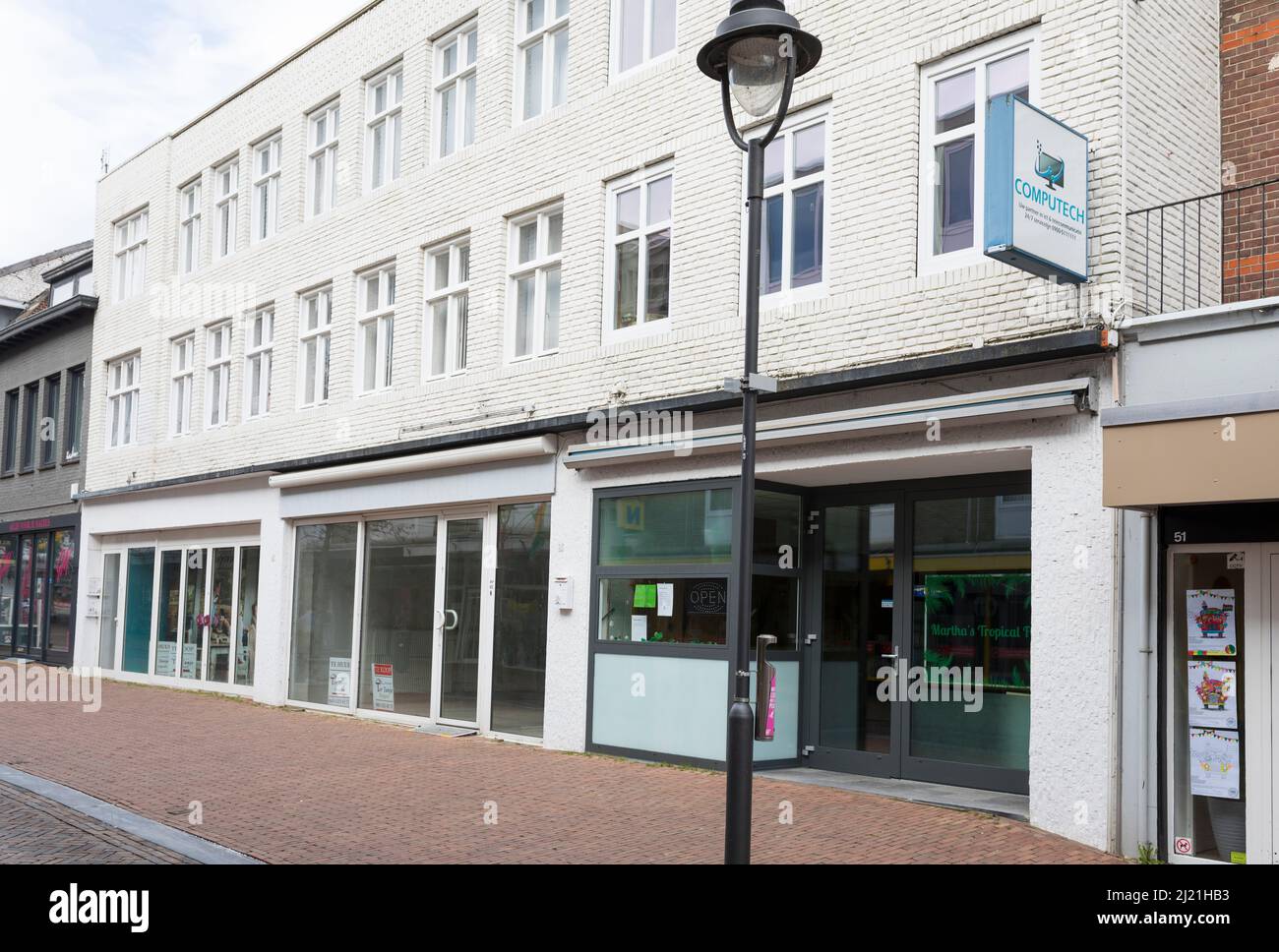 Negozi chiusi in una strada commerciale nei Paesi Bassi Foto Stock