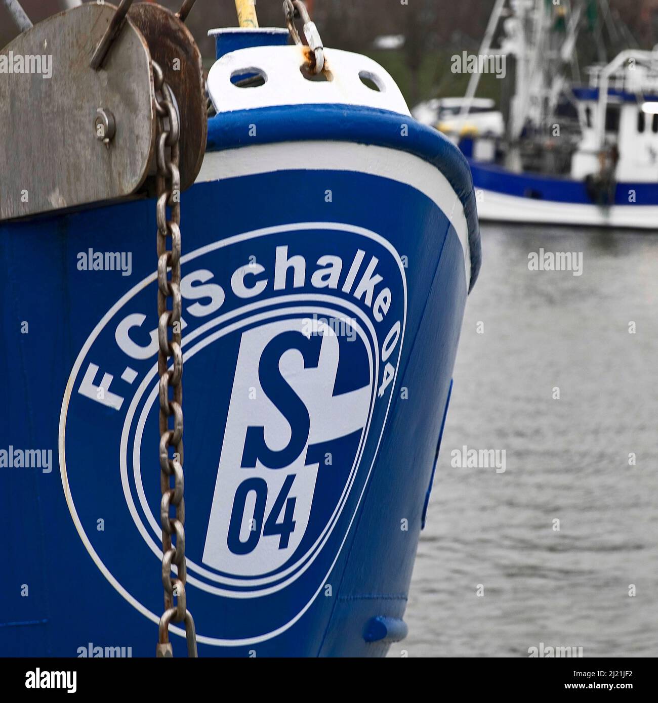 Emblema del club di Schalke 04 sulla prua di una nave in porto, Germania, Schleswig-Holstein, Buesum Foto Stock