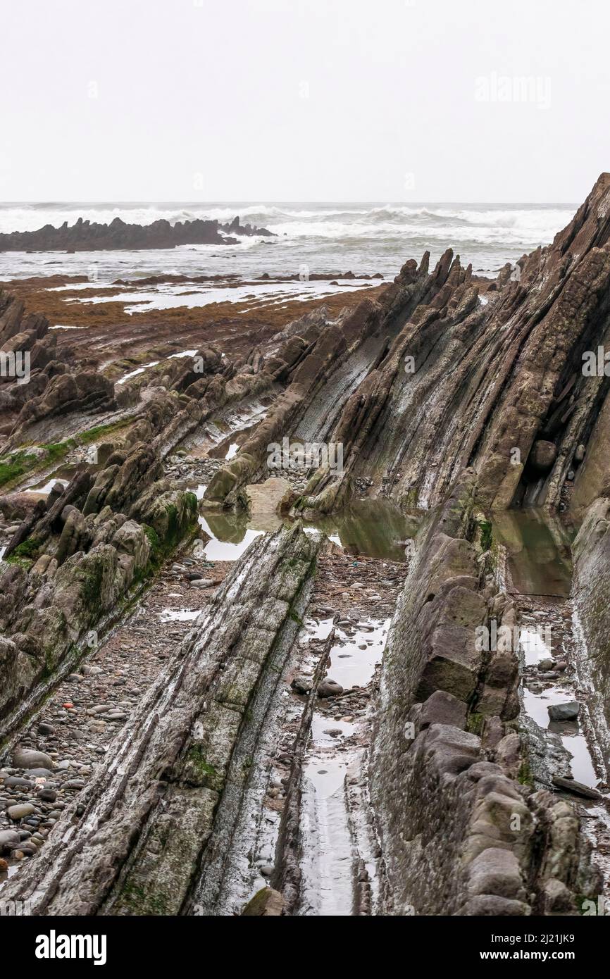 rocce stratificate sulla spiaggia di sopelana nel paese basco Foto Stock