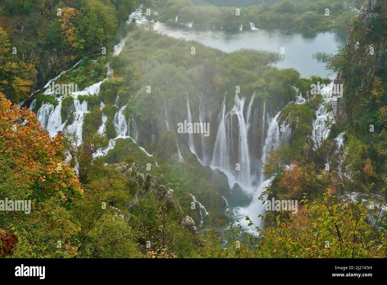 Laghi di Plitvice dopo forti precipitazioni - verso nord, Croazia, Lika-Senj, Parco Nazionale dei Laghi di Plitvice, Plitvica Selo Foto Stock