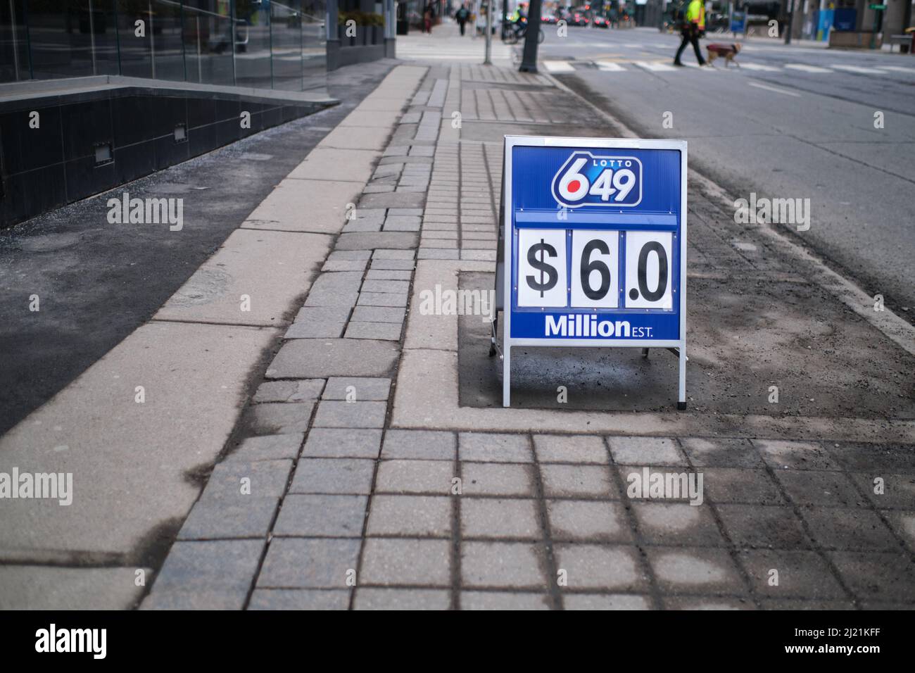 Toronto, Ontario, Canada - 14 marzo 2022: Un cartello su un marciapiede del centro pubblicizza un jackpot stimato di 6 milioni di dollari per Lotto 649. Foto Stock