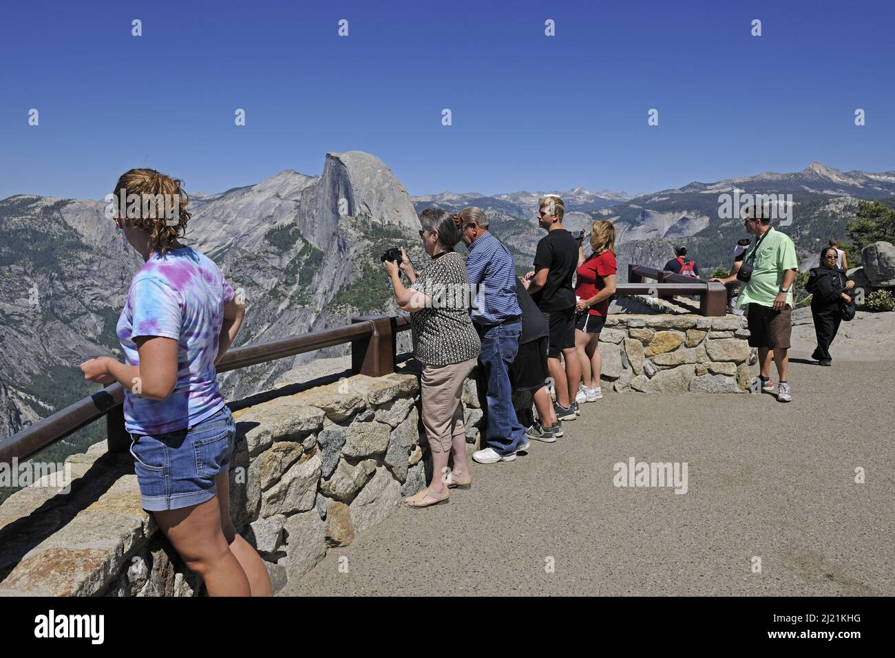 I turisti al Glacier Point, USA, California, Yosemite National Park Foto Stock