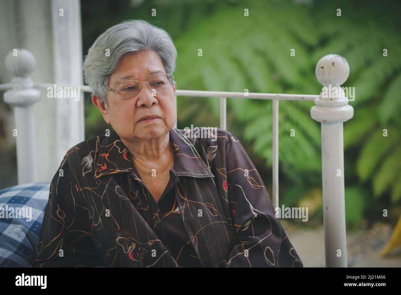 anziano e addormentato, addormentata e riposante in giardino Foto Stock