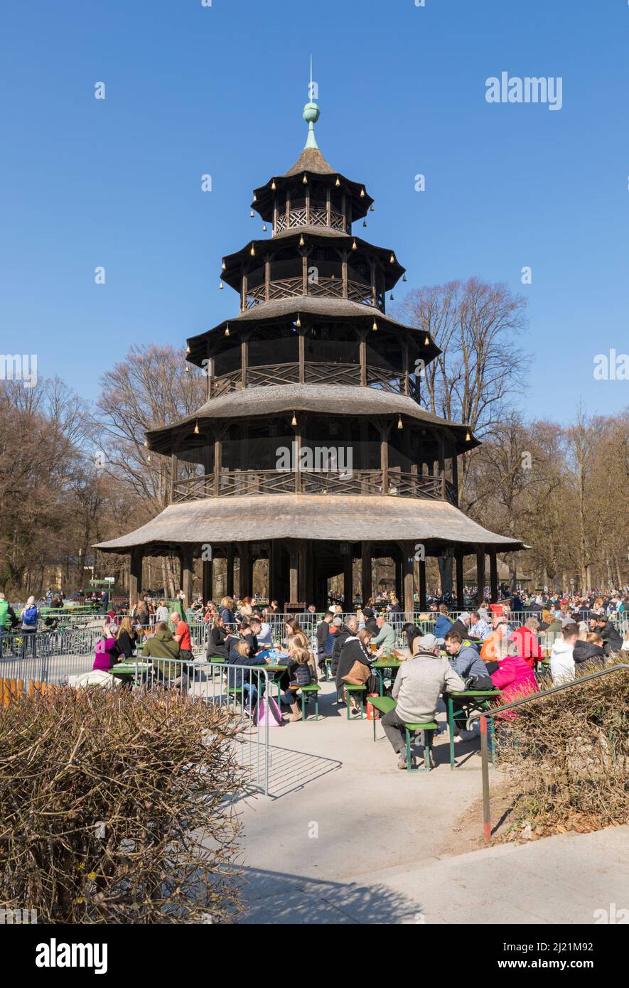 Monaco di Baviera, Germania – 12 marzo 2022: Le persone che si godono la loro visita alla Torre Biergarten cinese al parco Englischer Garten nel primo fine settimana di sole dell'anno Foto Stock