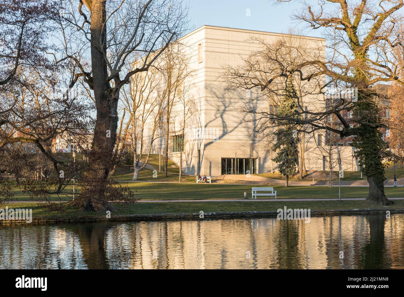 Il museo Bauhaus di Weimar, vista dal Weimarhallenpark, alla luce della sera Foto Stock