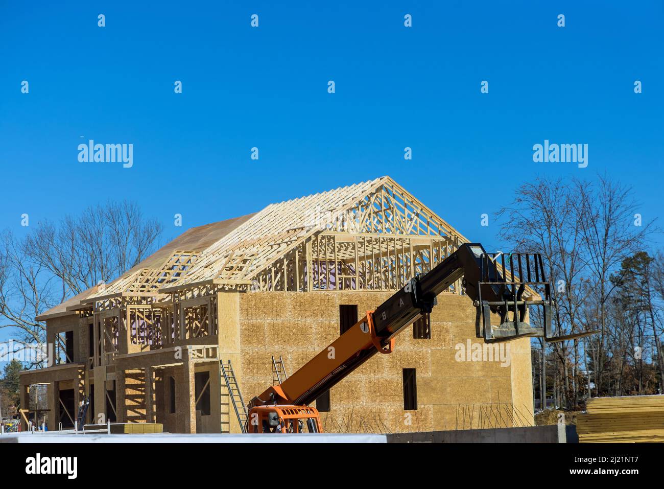 Potente carrello elevatore a ruote con montante telescopico in cantiere Foto Stock