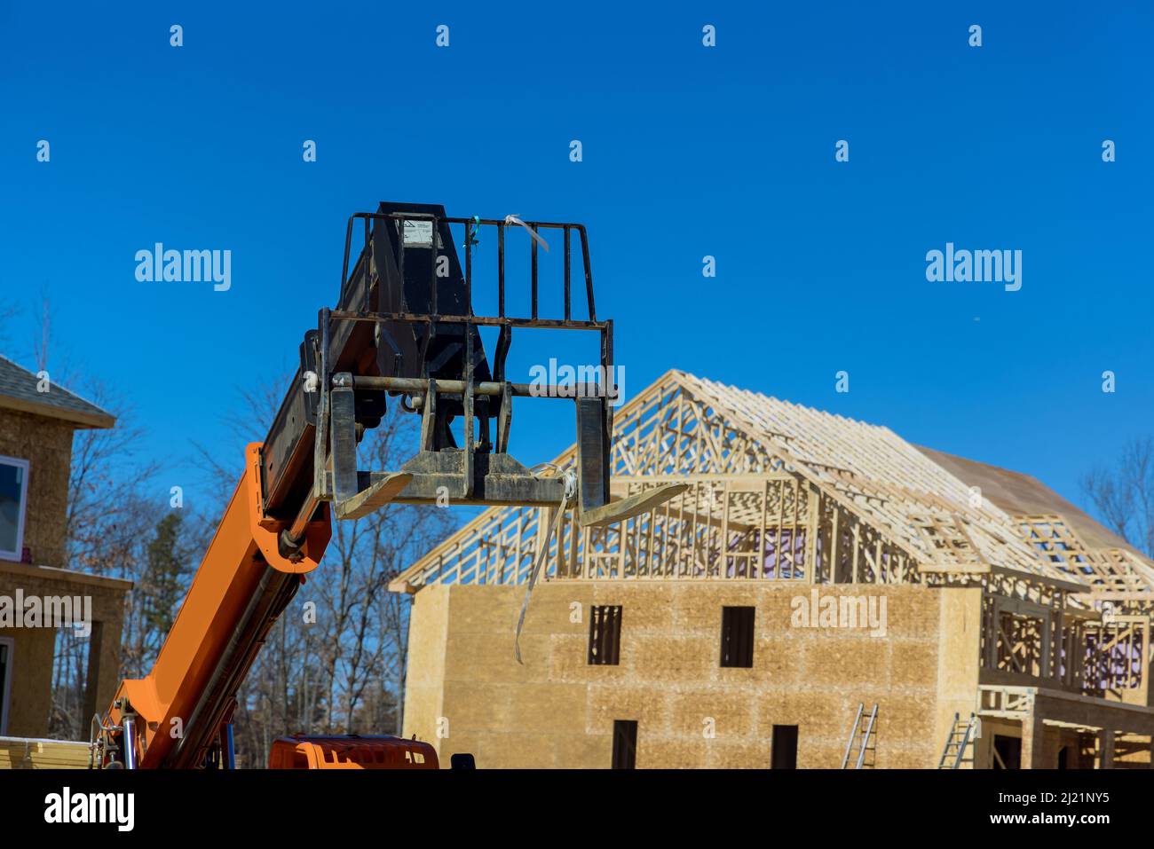 Attrezzature da costruzione per il sollevamento e la movimentazione di carichi con potente carrello elevatore a ruote Foto Stock