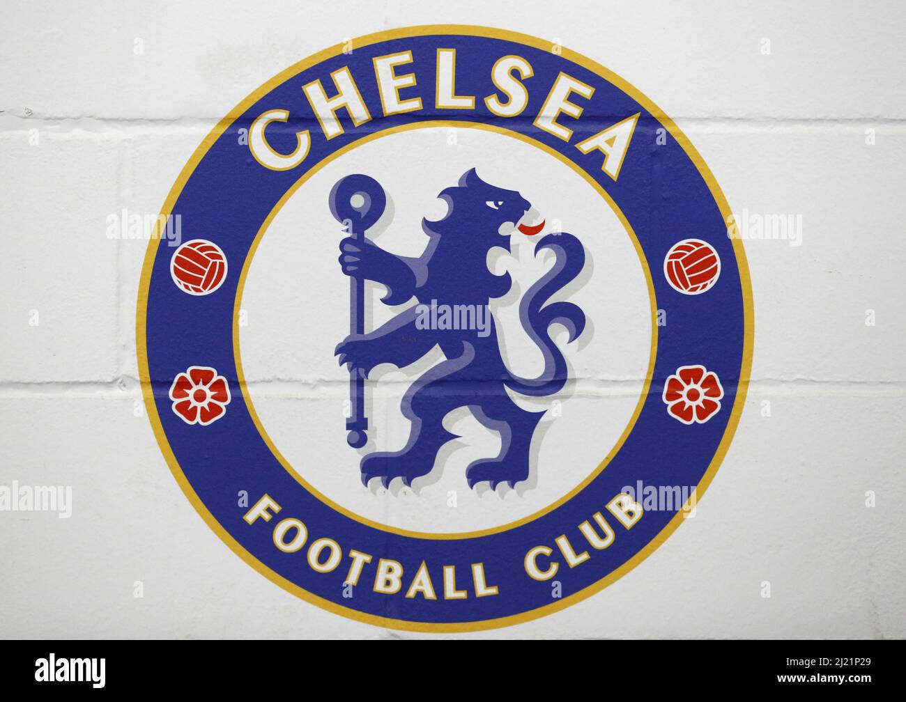 Foto d'archivio datata 15-02-2021 di Un murale di badge Chelsea a Stamford Bridge, Londra. I nuovi proprietari di Chelsea sono stati sollecitati ad accelerare i grandi cambiamenti strutturali nel calcio inglese, concedendo ai sostenitori l'ambita quota d'oro. Data di emissione: Martedì 29 marzo 2022. Foto Stock