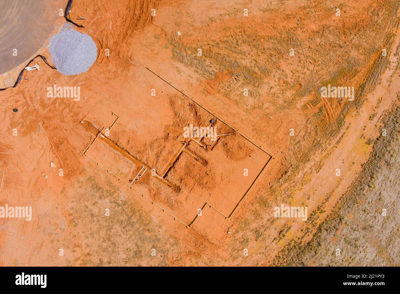 Vista aerea dall'alto dei tubi di posa per impianti idrici sotterranei per nuove abitazioni Foto Stock