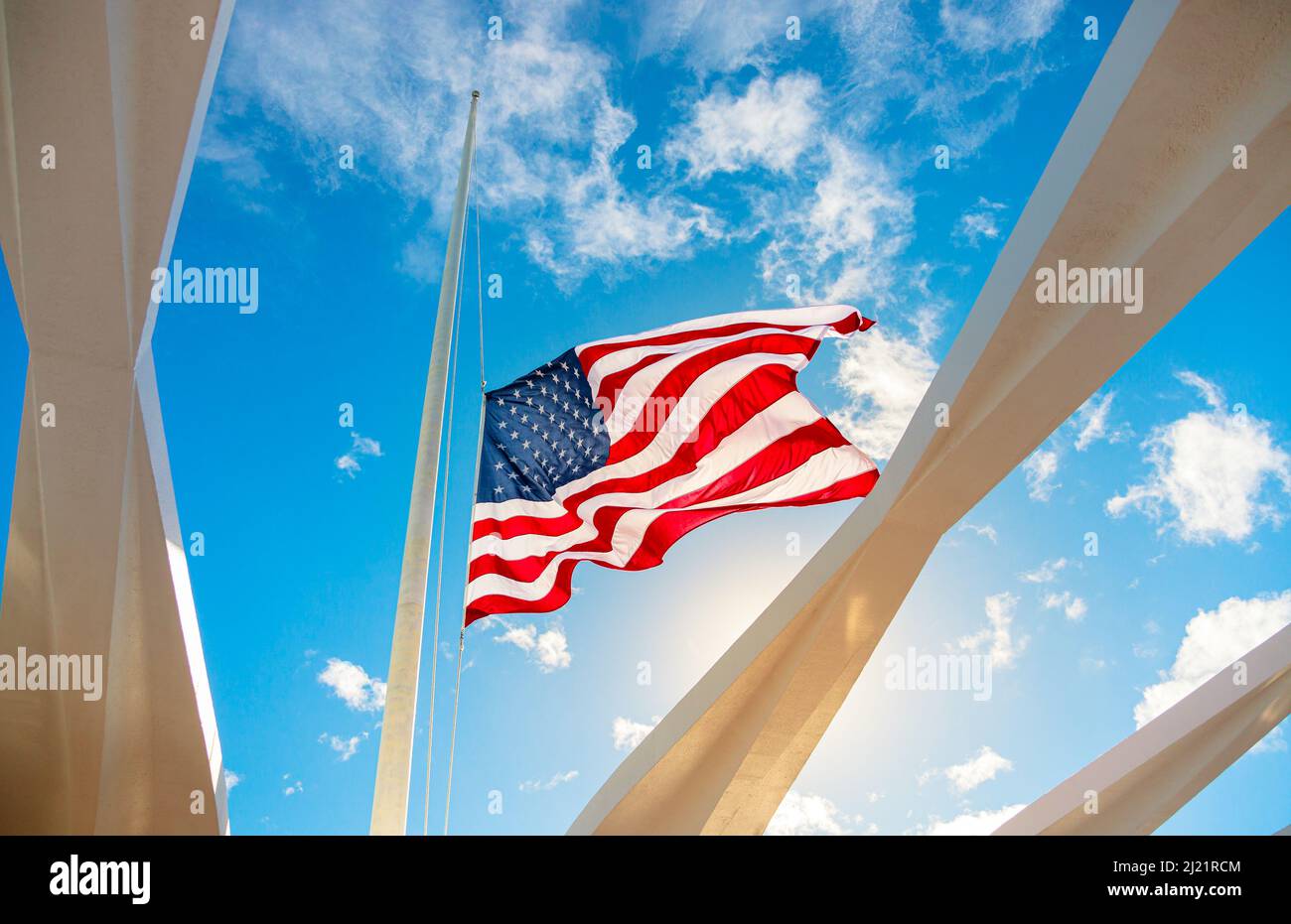 HONOLULU, OAHU, HAWAII, STATI UNITI - 21 AGOSTO 2016: Monumento storico della USS Arizona patriottico con bandiera americana a Pearl Harbor. USS Arizona BB Foto Stock