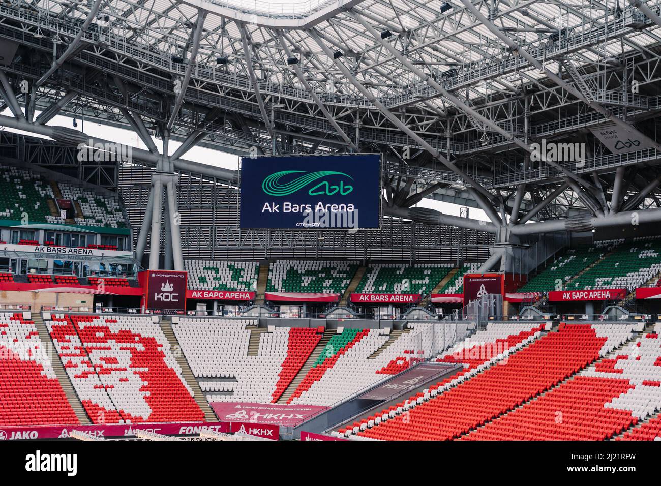 Kazan, Russia. 2022 marzo 28. Stadio Kazan's AK Bars Arena. Il nome dello stadio sul grande schermo. All'interno dello stadio Foto Stock