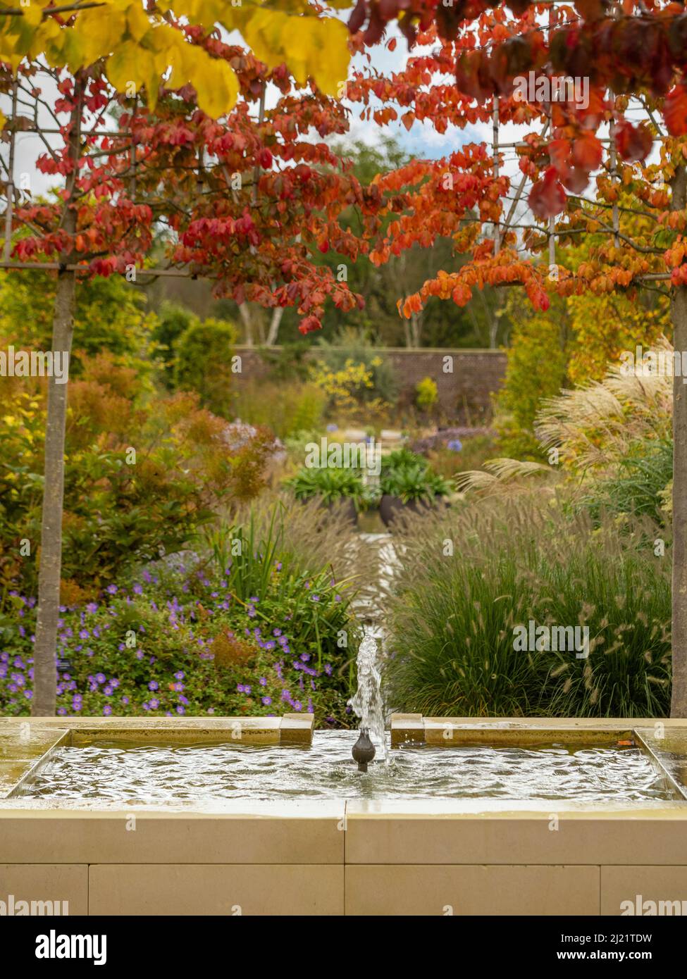Fountain in the Paradise Garden progettato dall'architetto di paesaggio Tom Stuart-Smith presso il RHS Bridgewater. Salford. Greater Manchester. REGNO UNITO Foto Stock
