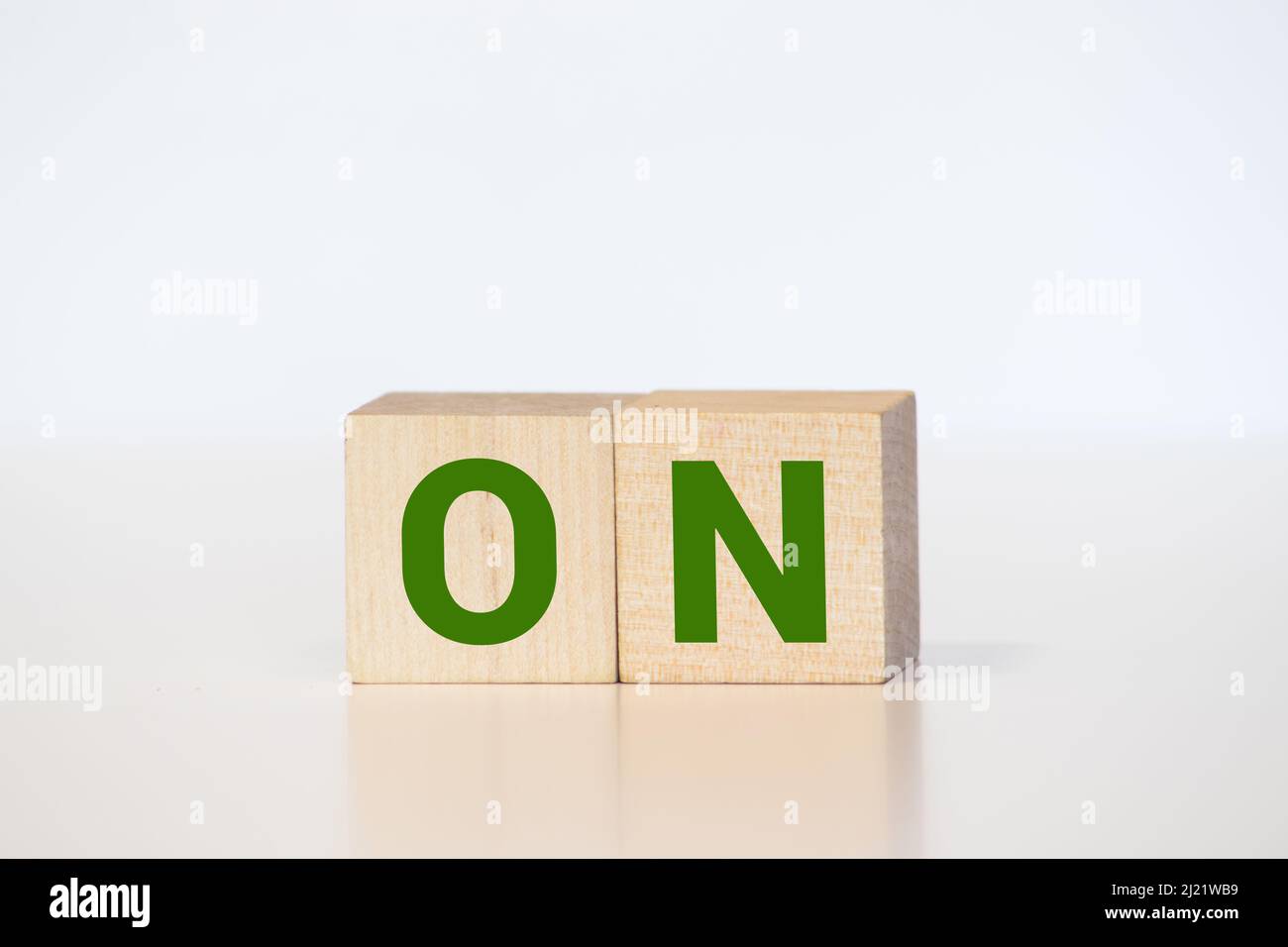 Blocco di legno testo di ON, concetto di business Foto Stock