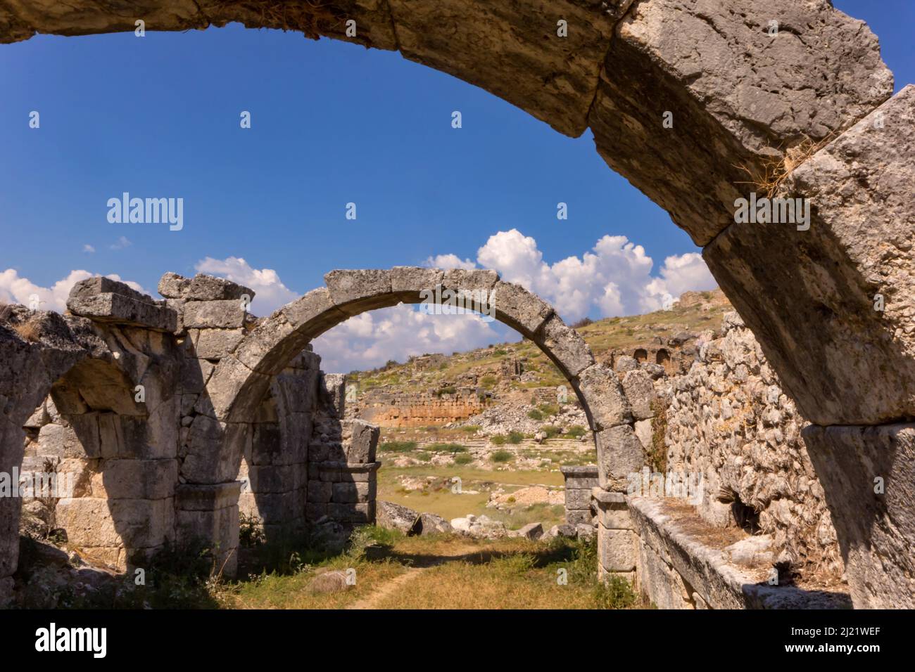 Tlos, Turchia. Arco e rovine dell'antica città di Tlawa di fronte al cielo blu. Foto Stock