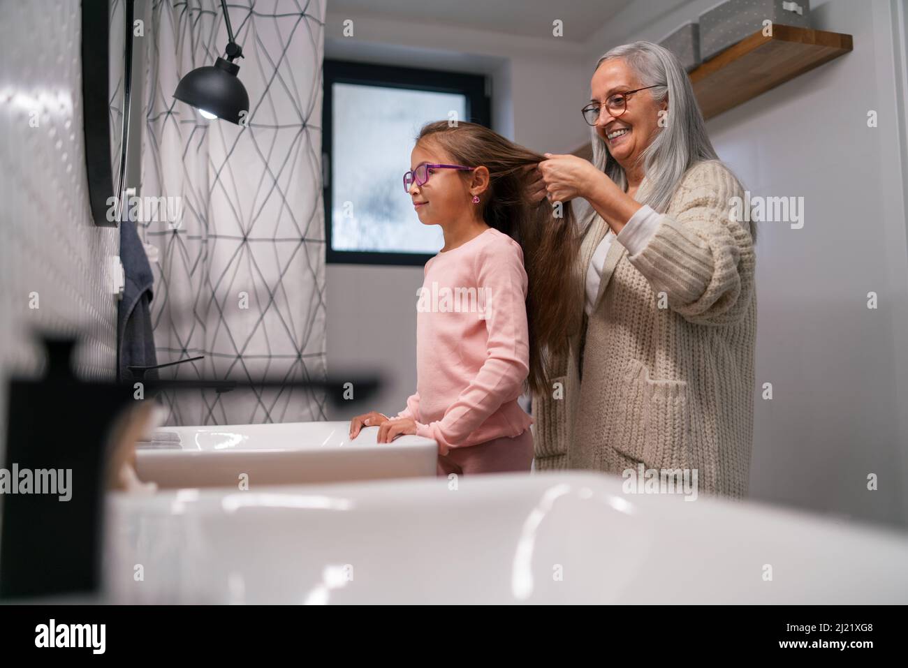 Nonna senior e nonna in piedi al coperto in bagno, concetto di routine quotidiana. Foto Stock