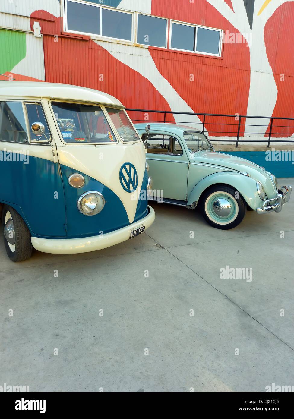 Popolare Volkswagen tipo 1 Kombi furgone e tipo 2 berlina di Beetle parcheggiata in un deposito. Mostra di auto classiche. CopySpace Foto Stock