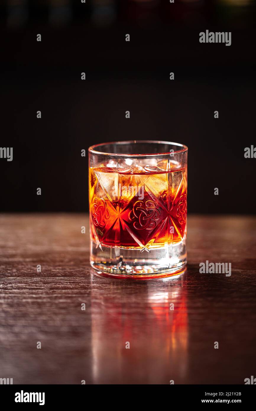 Bicchiere di cristallo di classico cocktail negroni con ghiaccio Foto Stock