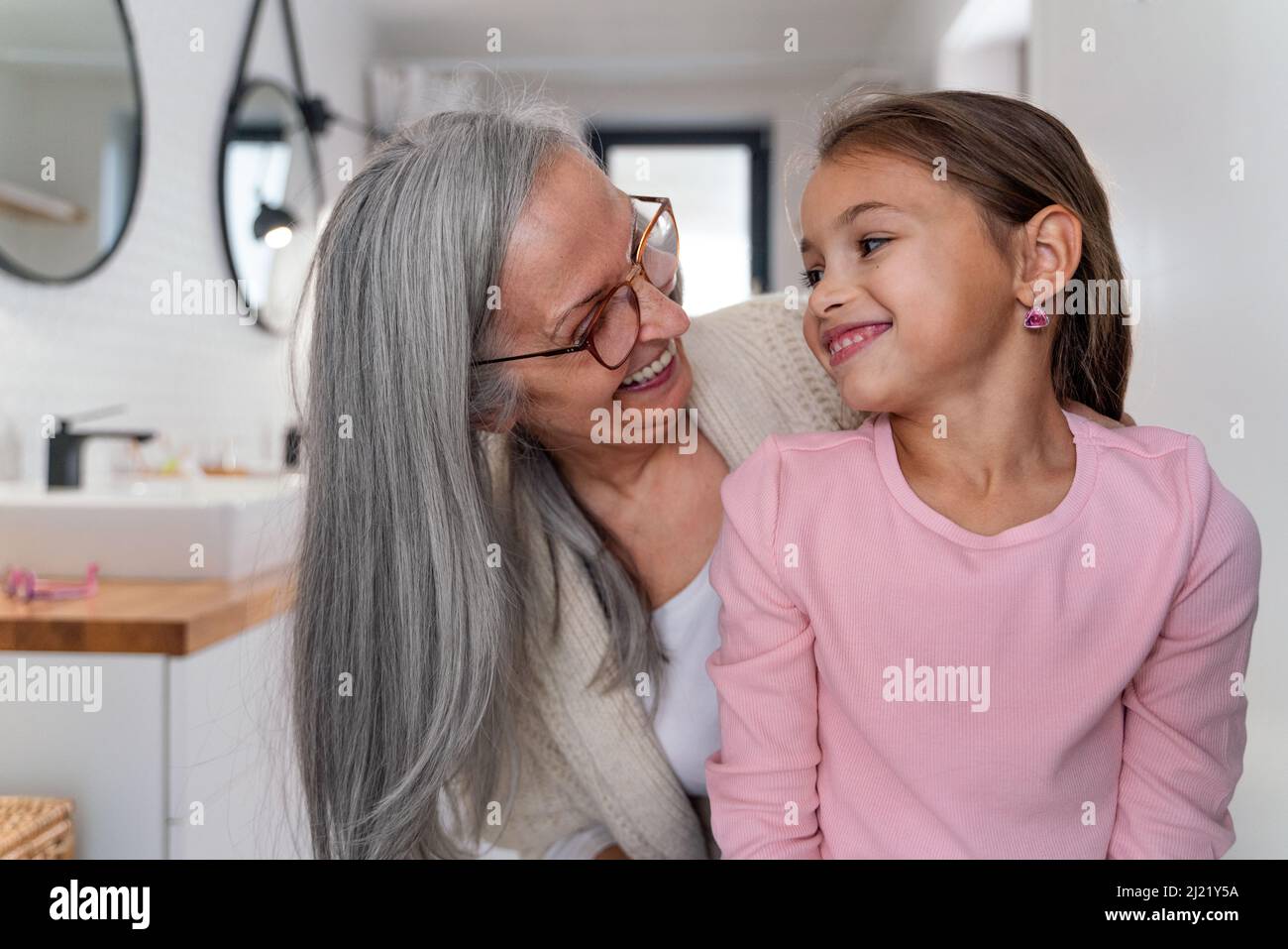 Nonna senior e nonna in piedi in bagno, guardando l'un l'altro. Foto Stock