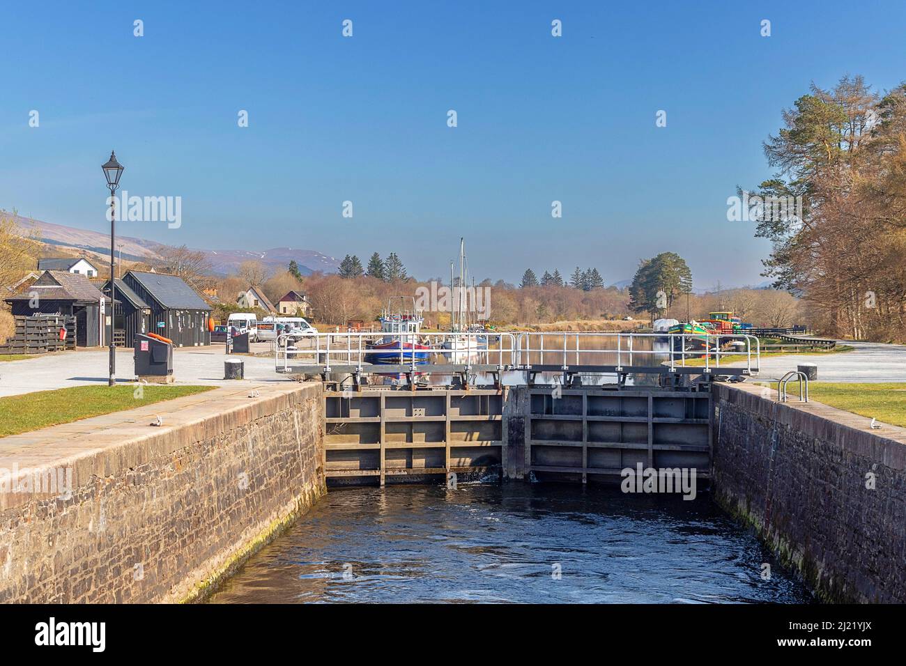 NEPTUNE'S STAIRCASE BANAVIE FORT WILLIAM SCOTLAND 8 CHIUDIPORTA COSTRUITA DA THOMAS TELFORD LA SERRATURA SUPERIORE E LE CASE Foto Stock