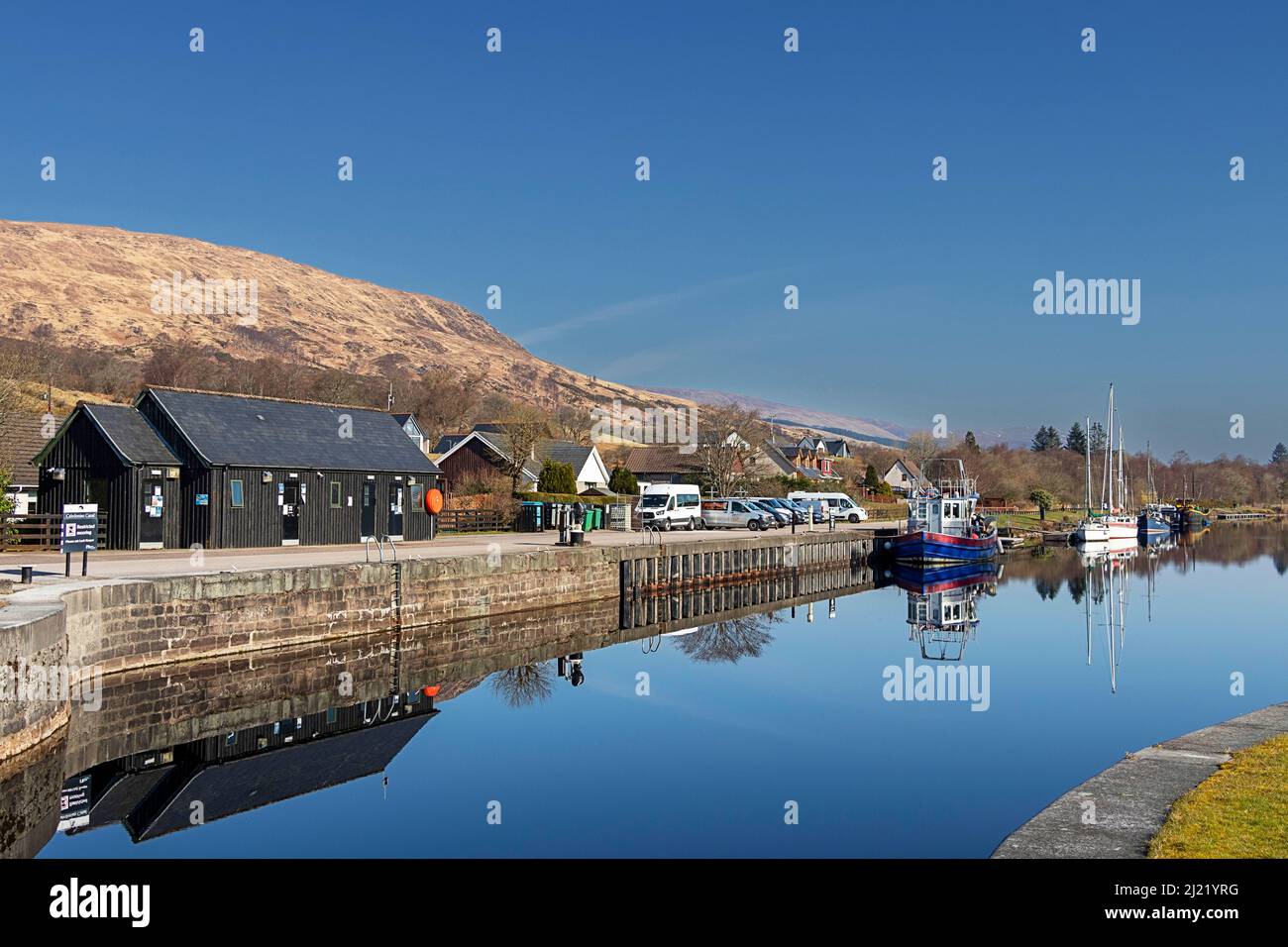 SCALA DI NETTUNO BANAVIE FORT WILLIAM SCOTLAND CALEDONIAN CANAL IN CIMA ALLE SERRATURE E CASE DI CUSTODI NERI Foto Stock