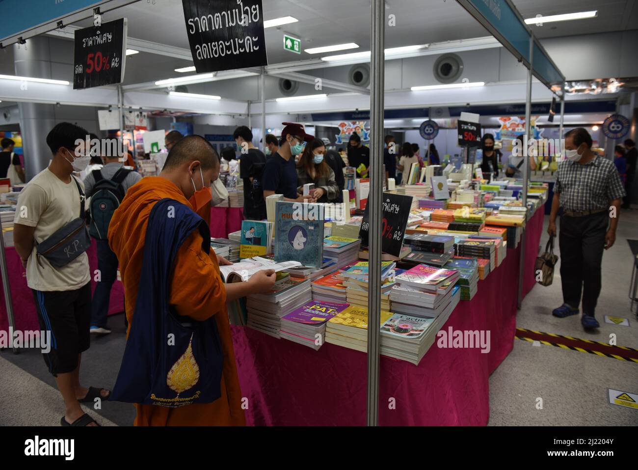 Bangkok, Tailandia. 29th Mar 2022. Atmosfera, persone entrano, eventi la settimana del Libro Nazionale 50th e la settimana del Libro Internazionale 20th con più di 208 stand sia da editori thailandesi e internazionali che vendono libri e materiale educativo, tra cui più di 583 stand, alla stazione Bang sue Grand Station, Chatuchak District. (Credit Image: © Teera Noisakran/Pacific Press via ZUMA Press Wire) Foto Stock