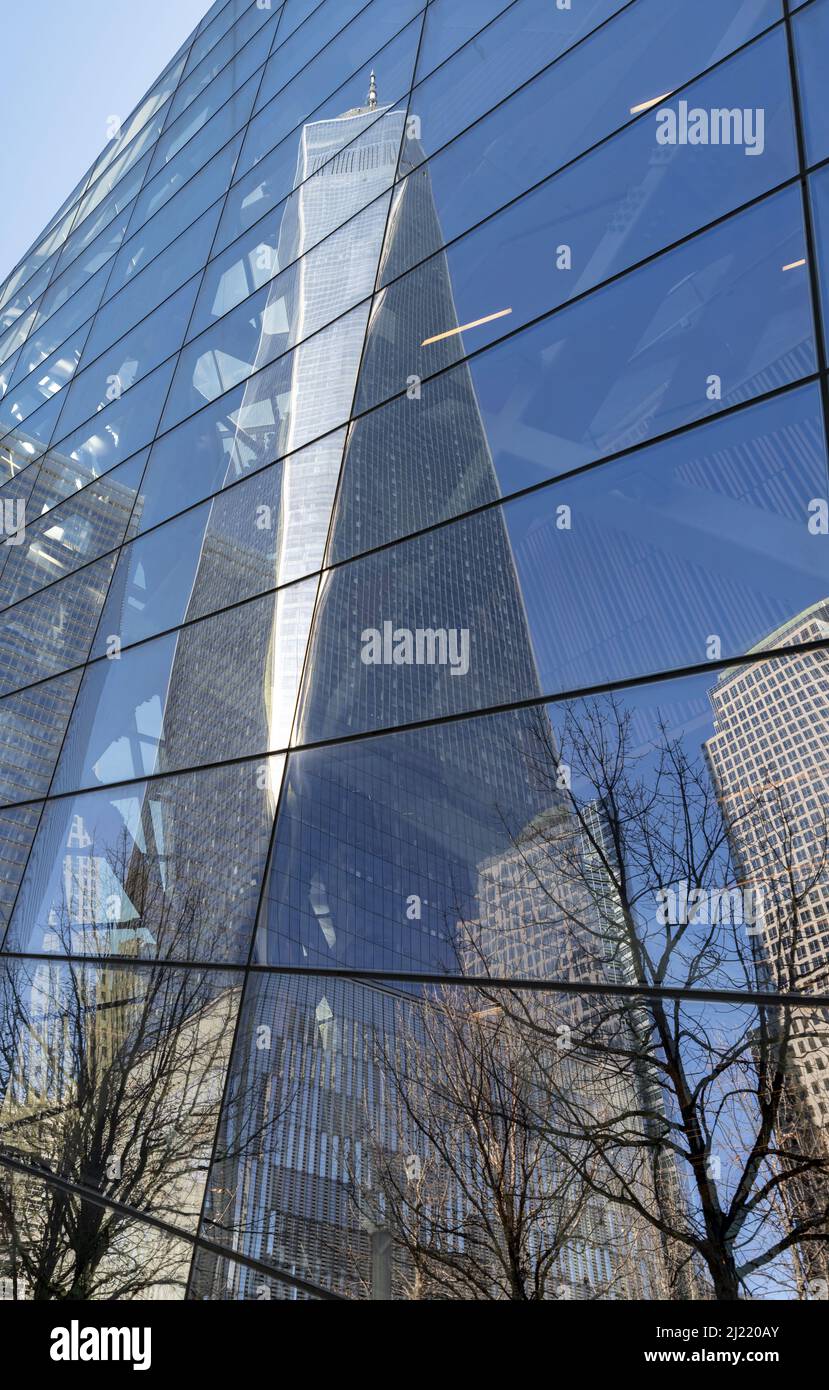 Una foto verticale dell'edificio One World Trade Center che si riflette sul moderno edificio in vetro, New York, Stati Uniti Foto Stock