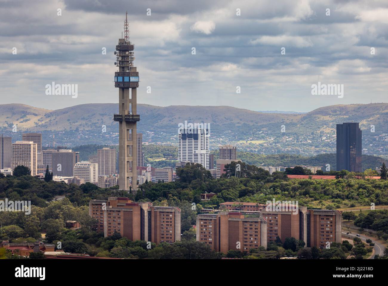 Pretoria CBD e i suoi punti di riferimento principali. L'alta Lukasrand Tower, il nero South African Reserve Bank edificio e il bianco ABSA edificio Foto Stock