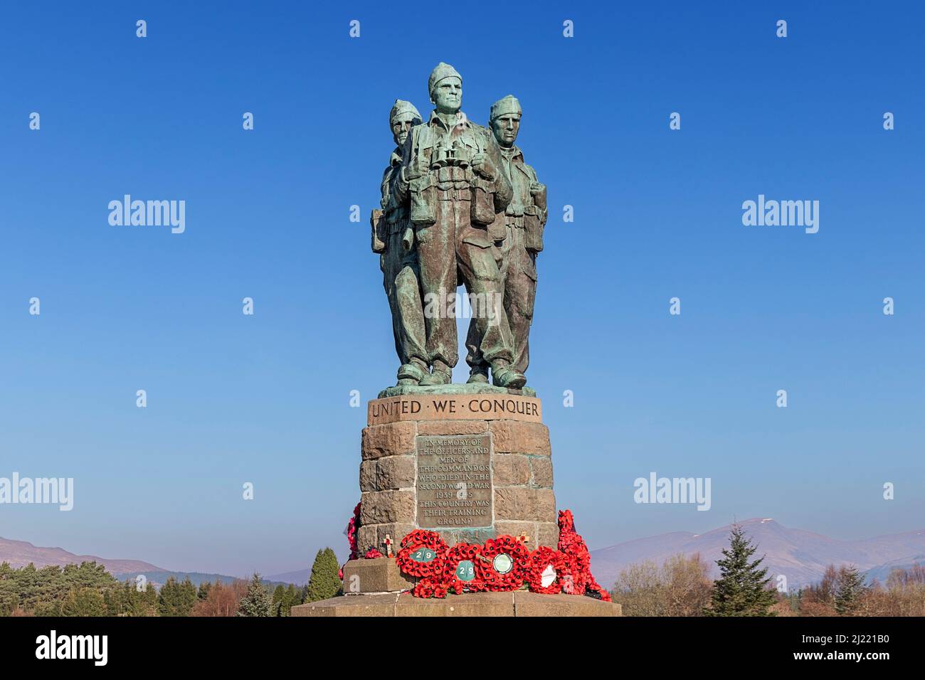 SPEAN BRIDGE FORT WILLIAM SCOTLAND IL COMMANDO MEMORIAL CON CORONE ROSSE DI PAPAVERO Foto Stock