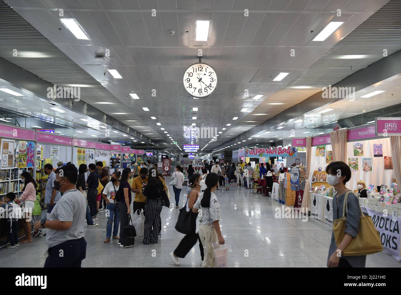 Bangkok, Tailandia. 29th Mar 2022. Atmosfera, persone entrano, eventi la settimana del Libro Nazionale 50th e la settimana del Libro Internazionale 20th con più di 208 stand sia da editori thailandesi e internazionali che vendono libri e materiale educativo, tra cui più di 583 stand, alla stazione Bang sue Grand Station, Chatuchak District. (Credit Image: © Teera Noisakran/Pacific Press via ZUMA Press Wire) Foto Stock