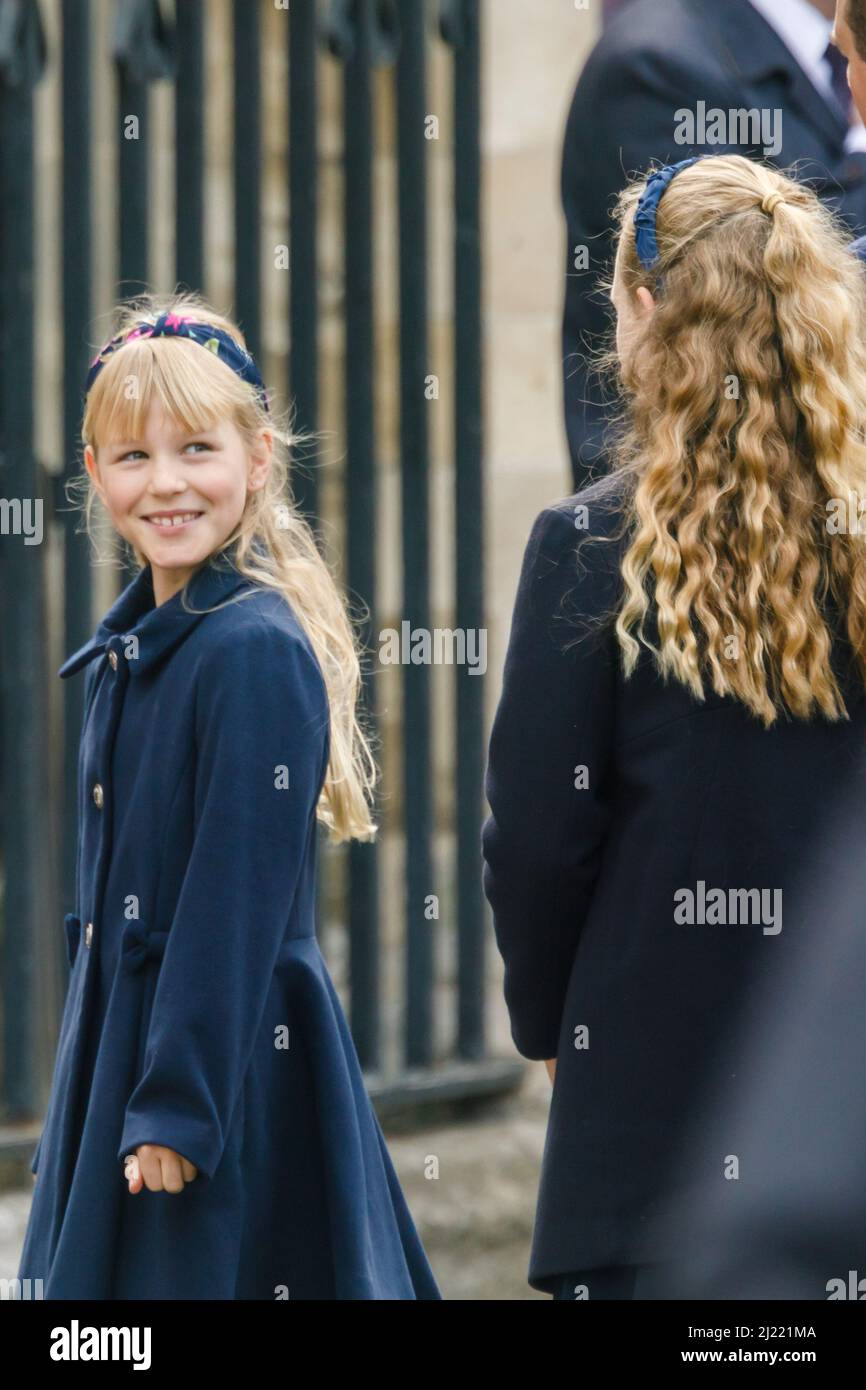 Abbazia di Westminster, Londra, Regno Unito. 29th marzo 2022 Isla Phillips, (figlia di Peter Philips e nipote della principessa Anne), che ha 10th anni, arriva all'Abbazia di Westminster insieme alla sorella maggiore, Savannah, per il Servizio del Ringraziamento per la vita di HRH il Principe Filippo, Duca di Edimburgo, morto al Castello di Windsor l'anno scorso. Amanda Rose/Alamy Live News Foto Stock